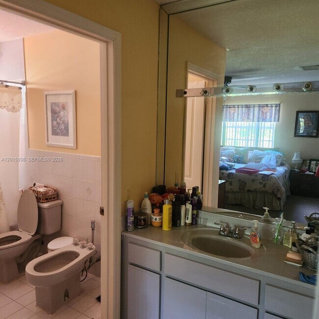 Building Photo - 2018 SW 58th Ct