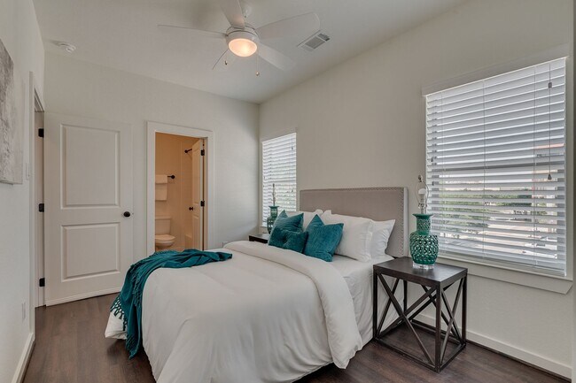 Building Photo - * MOVE IN SUMMER 7/15/2027 * 5-Bed 5.5 Bat...