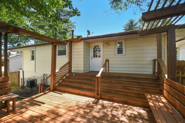 Building Photo - 721 Montego Dr