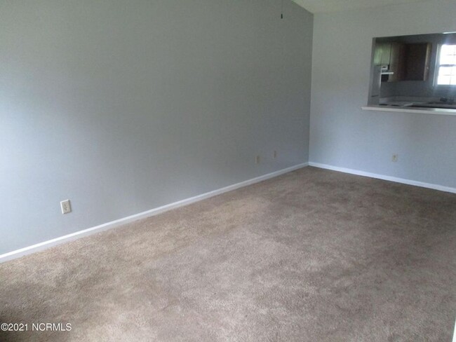 Building Photo - Nice two bedroom two bath duplex that is j...