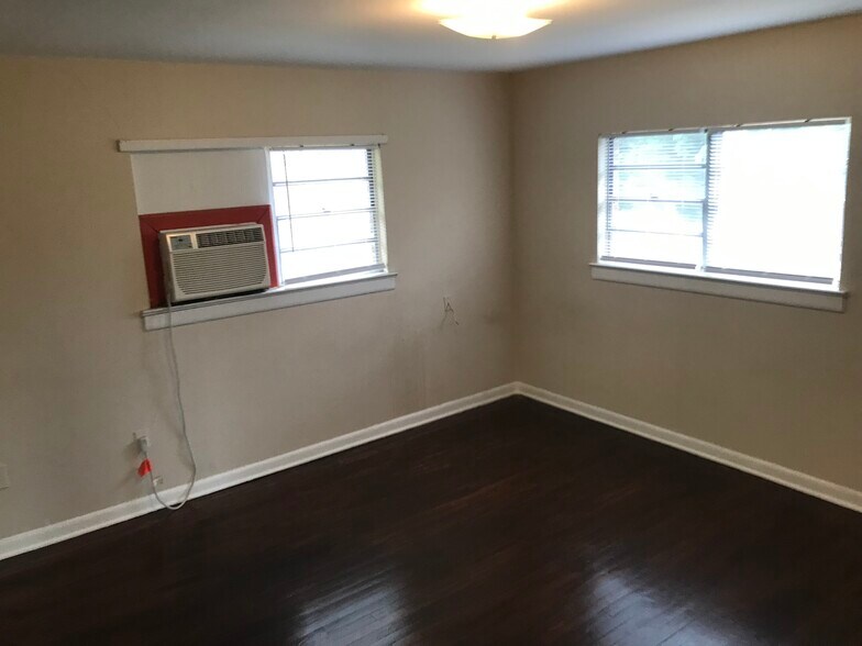 Building Photo - 944 Geranium St