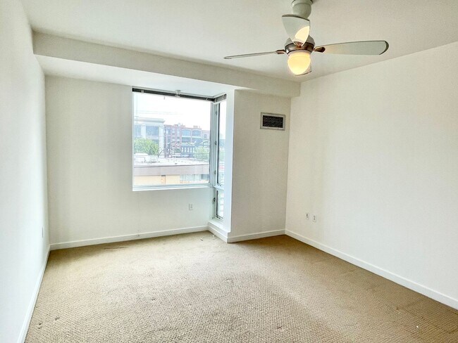 Building Photo - Full Service Luxury Living w/City Views, I...