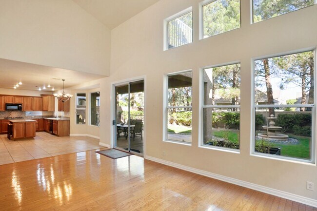 Building Photo - 4 Bedroom, Queens Ridge Guard Gated Commun...