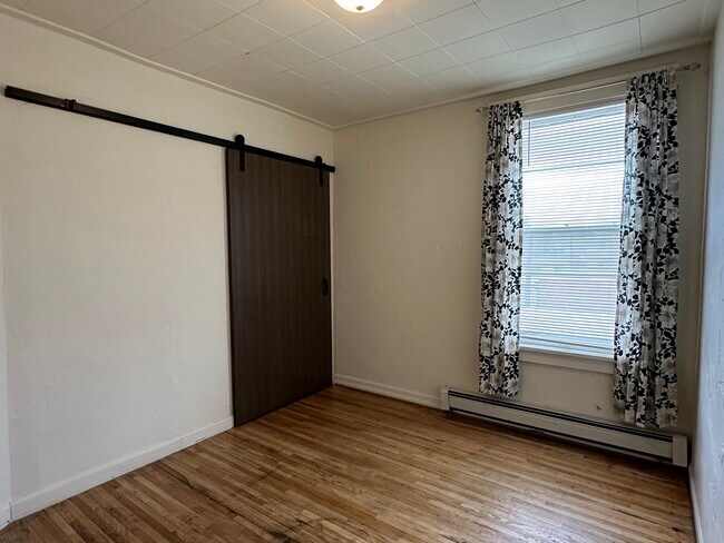 Building Photo - 1208