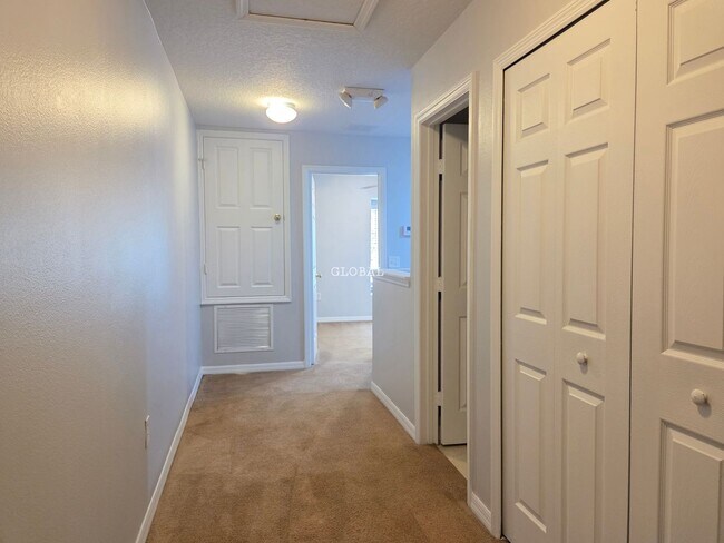 Building Photo - Three Bedroom unfurnished town house (Kiss...