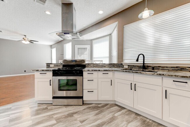 Building Photo - Spacious and Updated Home in Prime Location