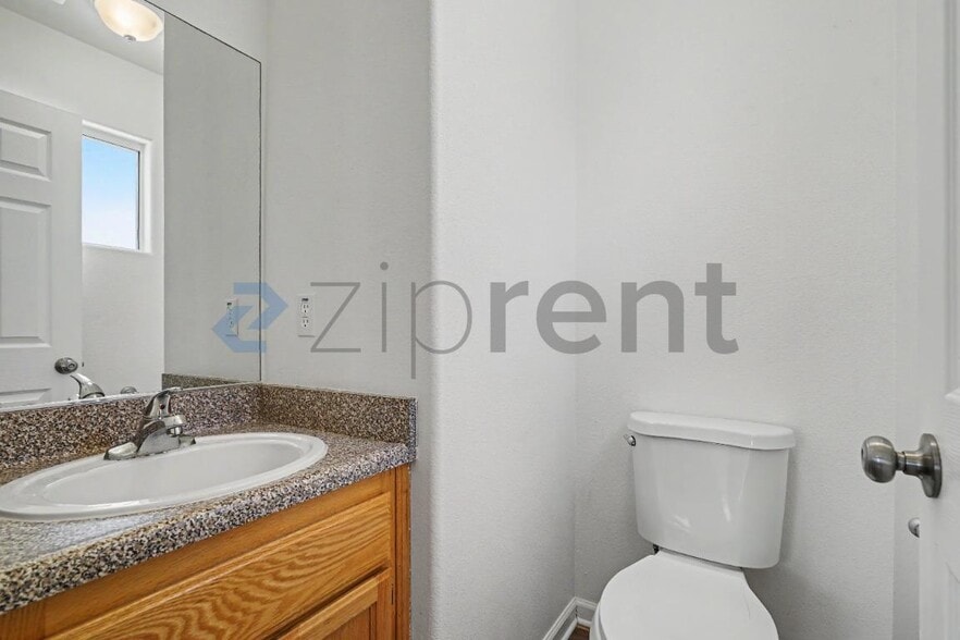Building Photo - Unit D