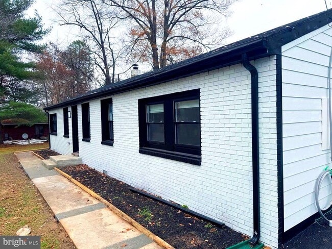 Building Photo - 203 Henson Rd