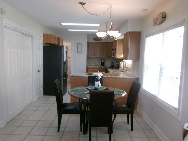 Building Photo - 3 bedroom raised beach home on Ocean Boule...