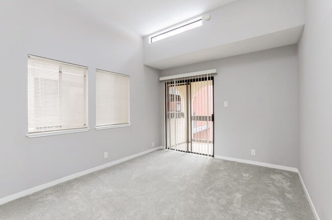 Building Photo - 2 Bed / 2.5 Bath pet friendly condo near downtown San Carlos with two parking spaces. YouTube tour!