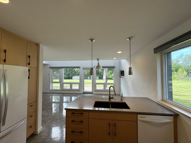 Building Photo - 3 Bed 2 Bath West Linn Property w/large yard