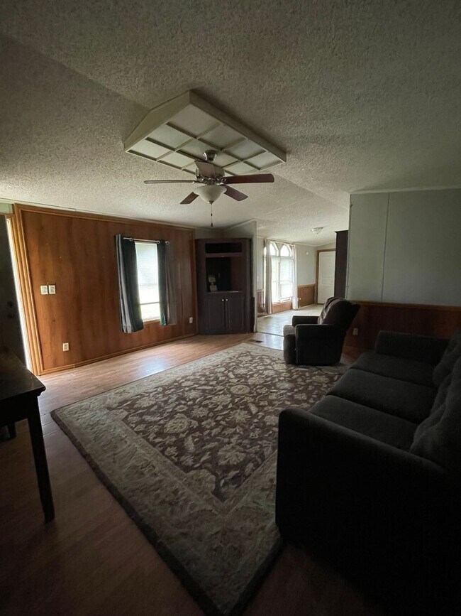 Building Photo - Country living with spacious front and backyard - 3 beds/ 2bath available now