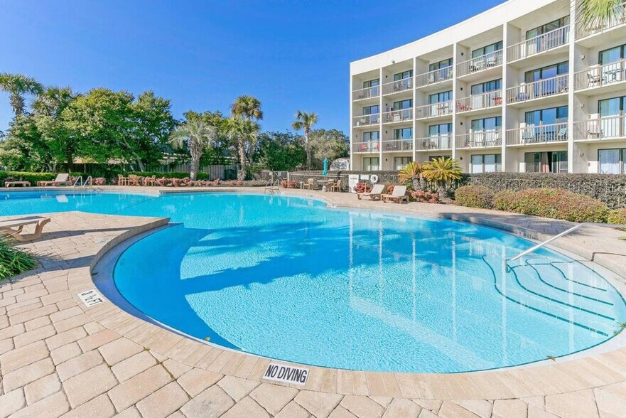 Building Photo - 214 Miracle Strip Pkwy SW