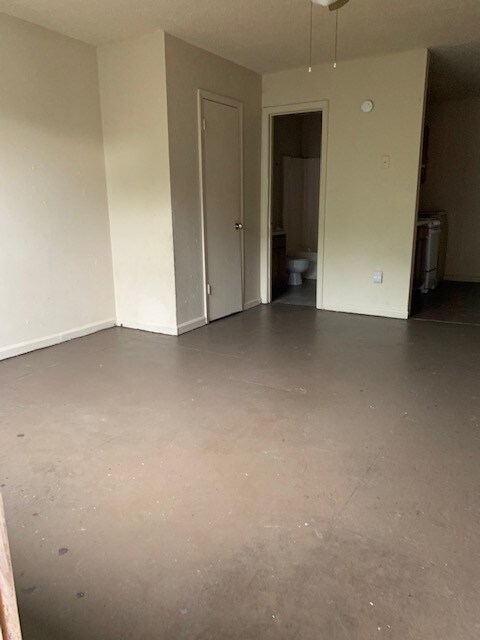 Living Area - 1901 E Johnson Ave