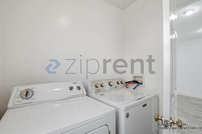 Building Photo - 1421 Stearns Dr