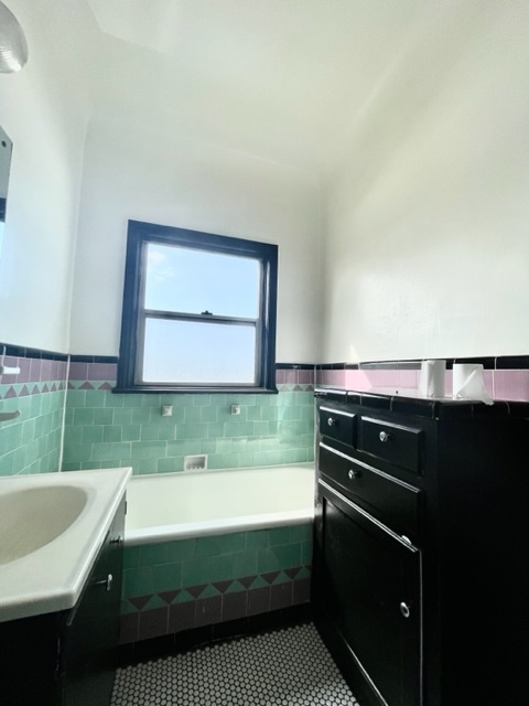 Bathtub - 2205 S Harcourt Ave