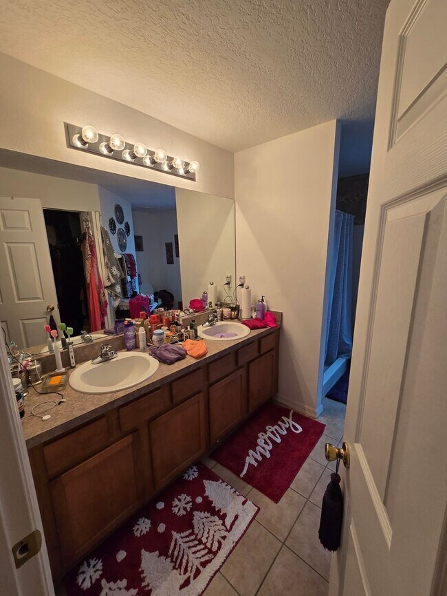 Building Photo - 4 bedrooms, 2 bathrooms, 2 car garage