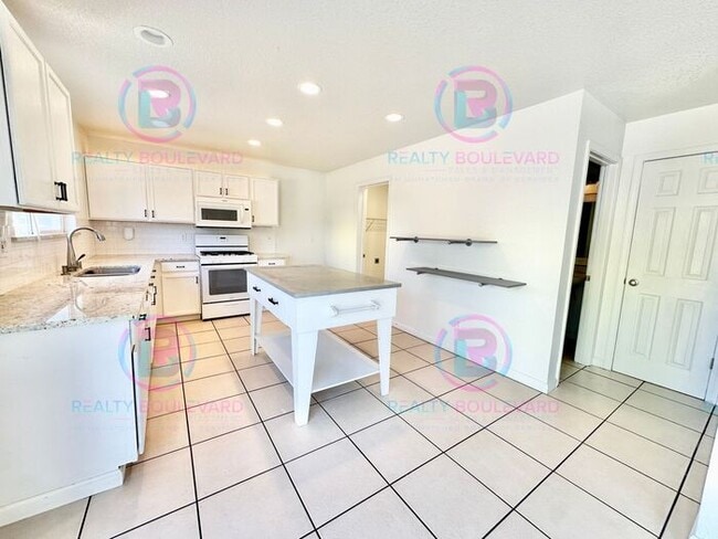 Building Photo - 1/2 Month Free!! Modern Comfort Meets Conv...