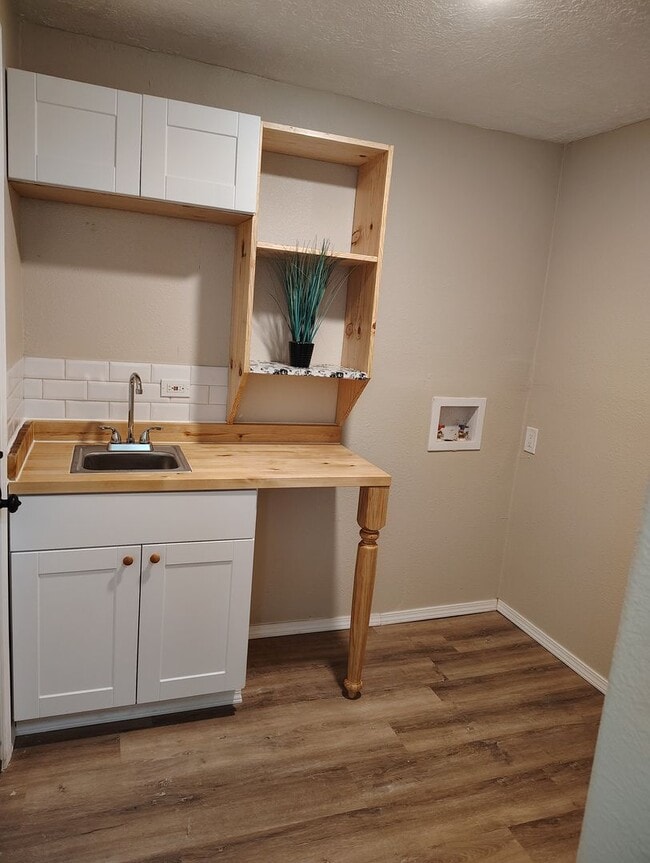 Building Photo - AVAILABLE NOW- Newly remodeled - Cute and ...