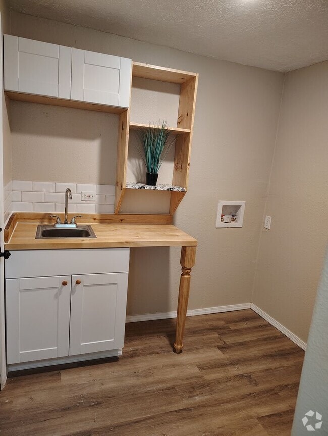 Building Photo - Available NOW Updated 1 bedroom, 1 bathroo...
