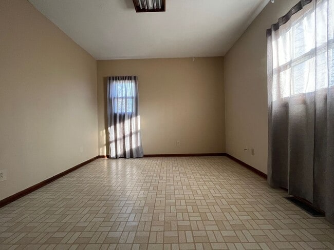 Building Photo - Three Bedroom in Mapleton Local School Dis...