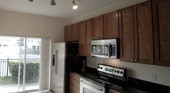 Building Photo - Beautiful Furnished 2/2.5  Pool View Condo x Rent Close to Universities.