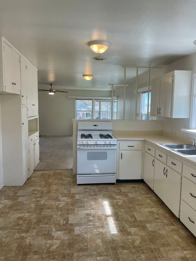 Building Photo - 615/621 Vine