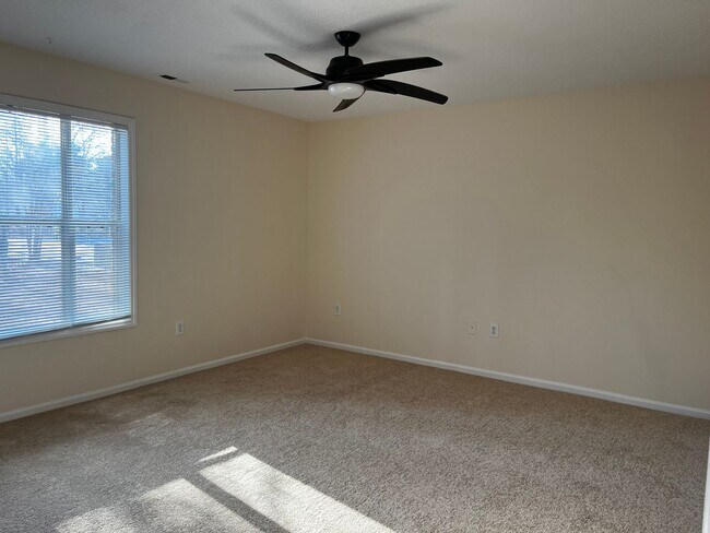 Building Photo - Town home located in Greenville