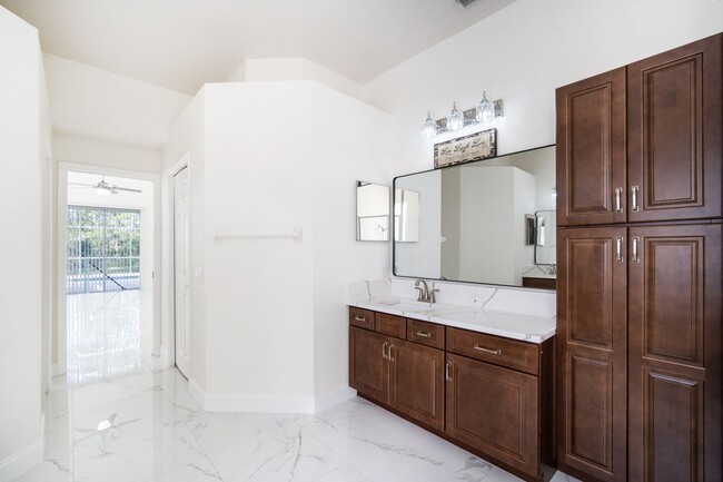Building Photo - Enjoy the luxury living in Kingshyre, a hi...