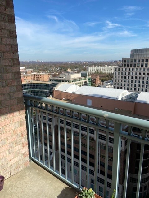 Gorgeous view from the 18th floor! - 851 N Glebe Rd
