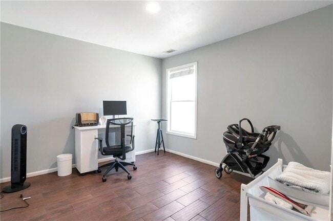 Building Photo - 1565 Hedington Cir SE