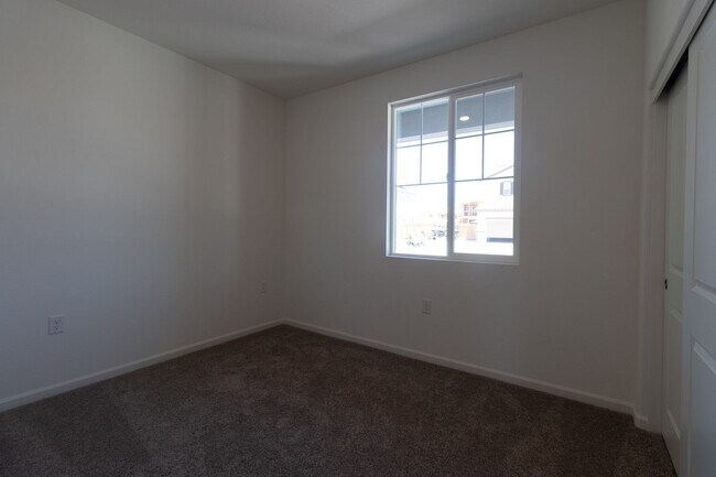 Building Photo - Stunning new home for rent in Manteca!