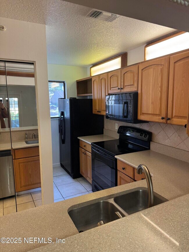 Building Photo - 3801 Crown Point Rd