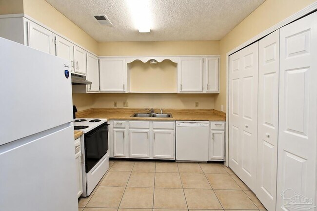 Building Photo - 405 Cornwall Cir