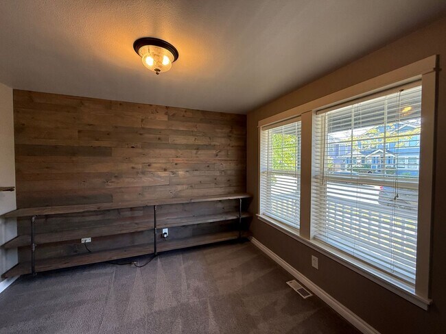 Building Photo - 15817 Lakeview Ave SE