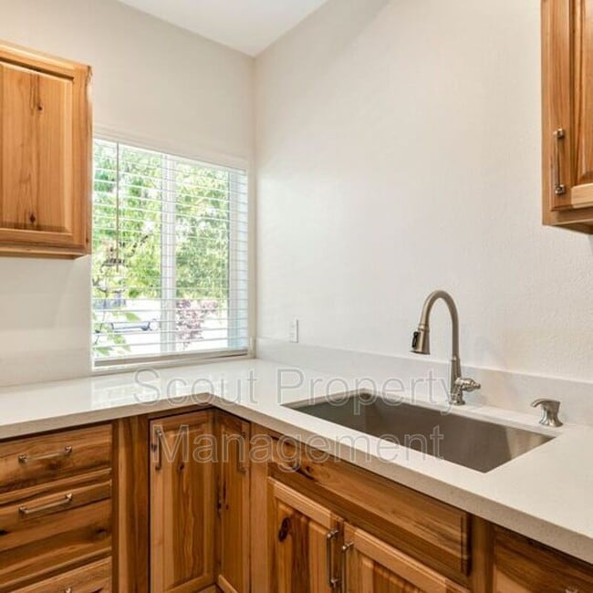 Building Photo - 4643 Cove St