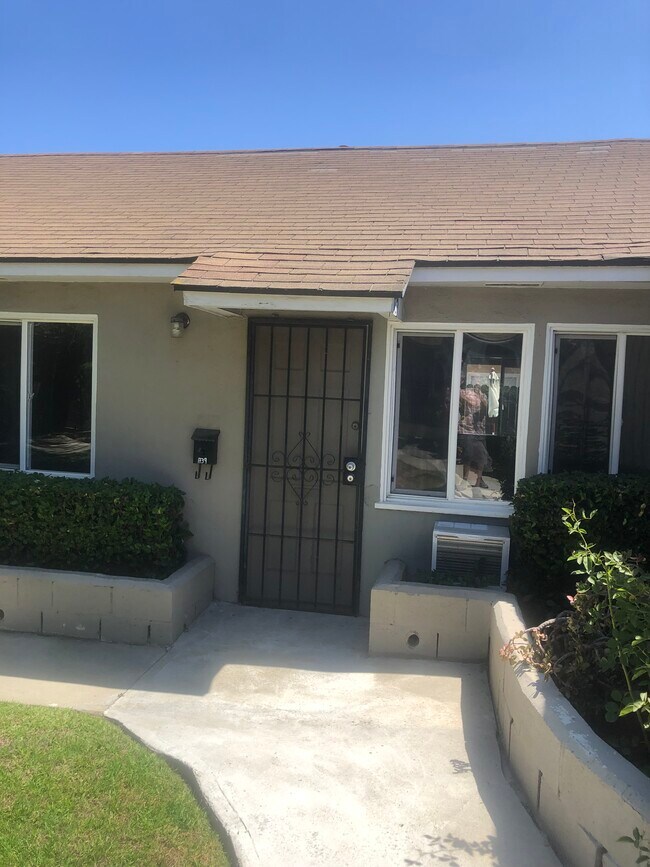 Primary Photo - 1739 N Hollywood Way
