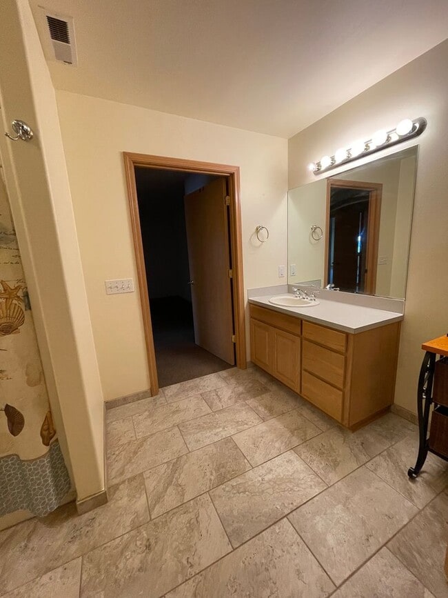 Building Photo - Spacious and Modern 3 Bedroom Sunlit Basem...