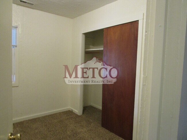 Building Photo - 01605