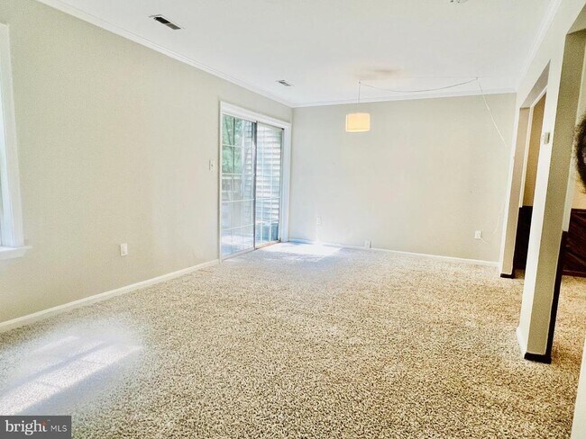 Building Photo - 4704 S Park Ct