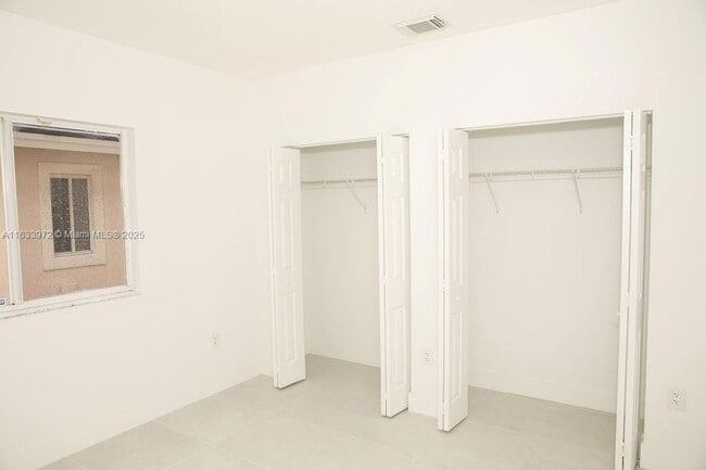 Building Photo - 273 SE 32nd Ave