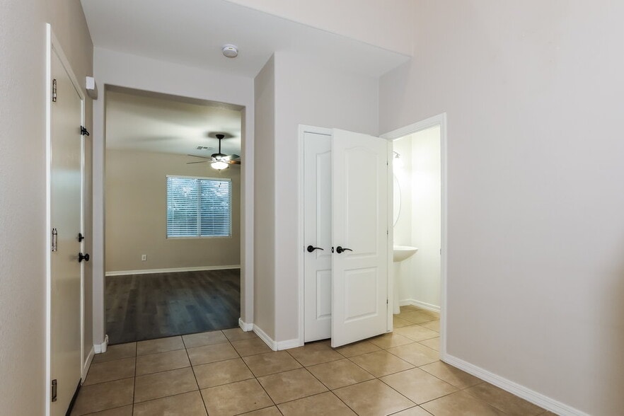 Building Photo - 4393 W Crescent Rd