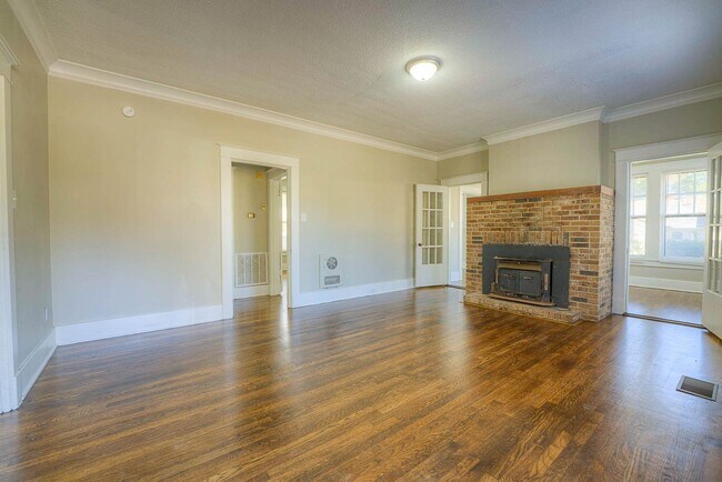 Building Photo - Gorgeous, renovated Midtown 3/1.