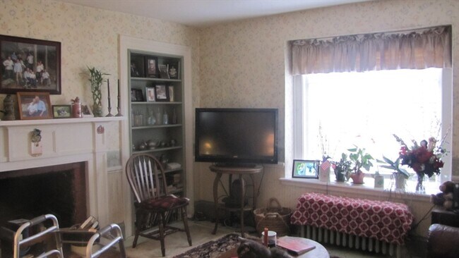 Building Photo - 1031 Main St