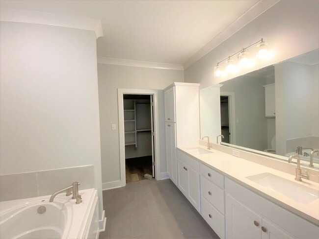 Building Photo - 2 Bedroom Off Jefferson Near Highland