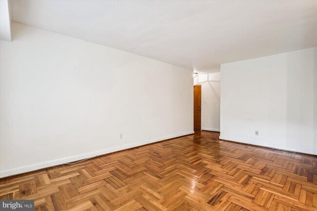 Building Photo - 1320 Fort Myer Dr