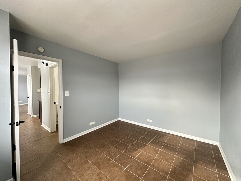 Building Photo - 9620 Ivanhoe Ave