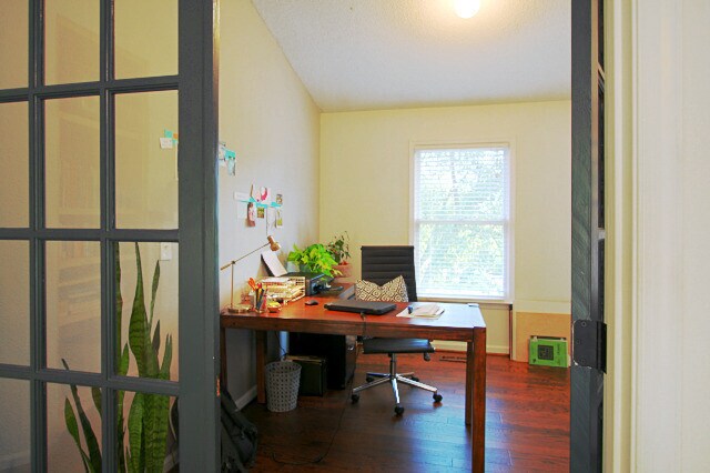 Building Photo - Stunning, Modern 2 Bed, 2 Bath with Office in Woodcroft!