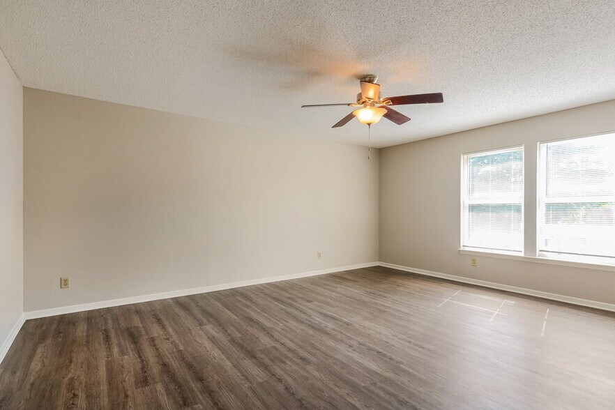 Building Photo - 2110 Dutch Elm Dr