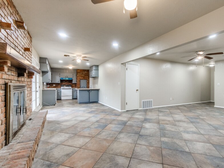 Building Photo - 8604 NE 33rd St